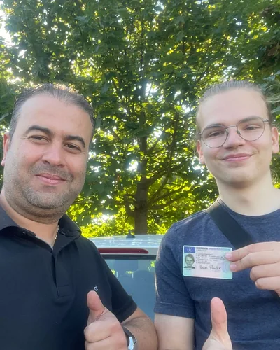 क्लास Fahrschule FAHRPLAN या Frankfurt का वह प्रशिक्षार्थी चालक जिसने अपना ड्राइविंग टेस्ट पास कर लिया है।