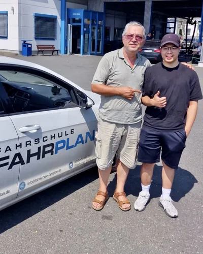 क्लास Fahrschule FAHRPLAN या Frankfurt का वह प्रशिक्षार्थी चालक जिसने अपना ड्राइविंग टेस्ट पास कर लिया है।