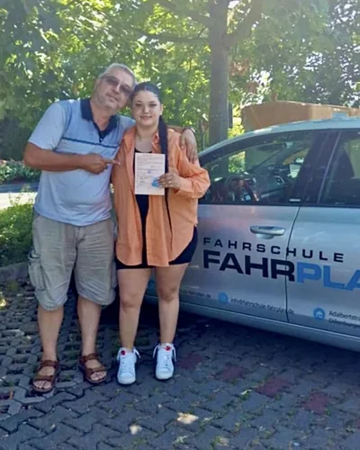 क्लास Fahrschule FAHRPLAN या Frankfurt का वह प्रशिक्षार्थी चालक जिसने अपना ड्राइविंग टेस्ट पास कर लिया है।