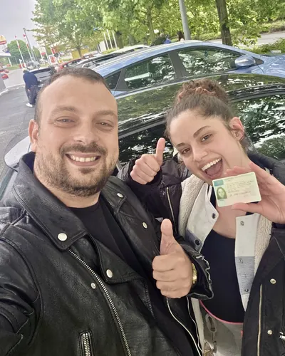 Fahrschule FAHRPLAN ve Frankfurt sınıflarından, ehliyet sınavını geçen sürücü adayı
