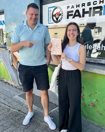 Fahrschülerin bzw. Fahrschüler der Fahrschule FAHRPLAN Frankfurt mit dem bestandenen Führerschein