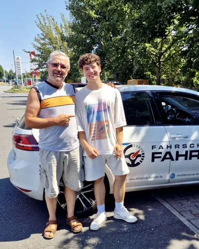 क्लास Fahrschule FAHRPLAN या Frankfurt का वह प्रशिक्षार्थी चालक जिसने अपना ड्राइविंग टेस्ट पास कर लिया है।