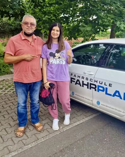 क्लास Fahrschule FAHRPLAN या Frankfurt का वह प्रशिक्षार्थी चालक जिसने अपना ड्राइविंग टेस्ट पास कर लिया है।