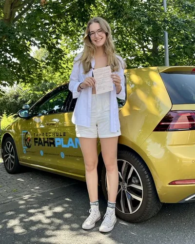क्लास Fahrschule FAHRPLAN या Frankfurt का वह प्रशिक्षार्थी चालक जिसने अपना ड्राइविंग टेस्ट पास कर लिया है।