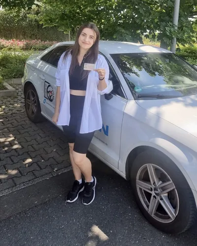 Fahrschülerin bzw. Fahrschüler der Fahrschule FAHRPLAN Frankfurt mit dem bestandenen Führerschein