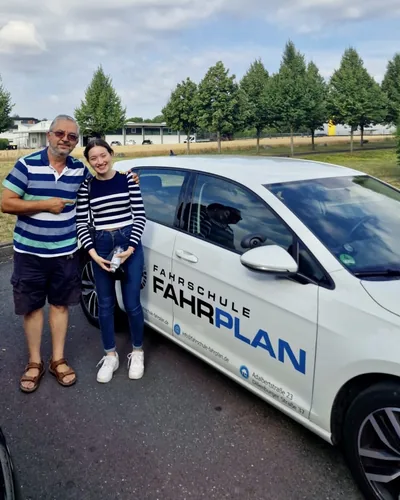 क्लास Fahrschule FAHRPLAN या Frankfurt का वह प्रशिक्षार्थी चालक जिसने अपना ड्राइविंग टेस्ट पास कर लिया है।