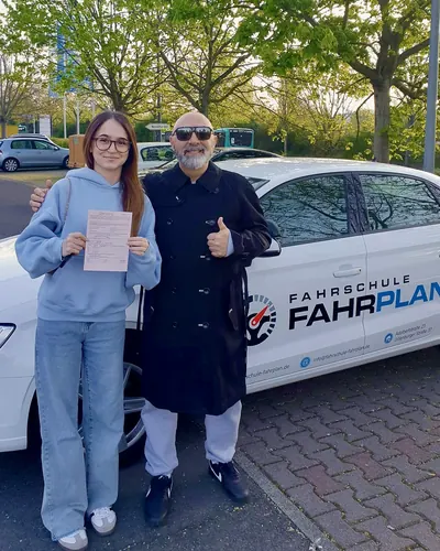 Fahrschule FAHRPLAN ve Frankfurt sınıflarından, ehliyet sınavını geçen sürücü adayı