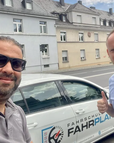 क्लास Fahrschule FAHRPLAN या Frankfurt का वह प्रशिक्षार्थी चालक जिसने अपना ड्राइविंग टेस्ट पास कर लिया है।