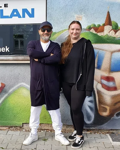 Fahrschülerin bzw. Fahrschüler der Fahrschule FAHRPLAN Frankfurt mit dem bestandenen Führerschein