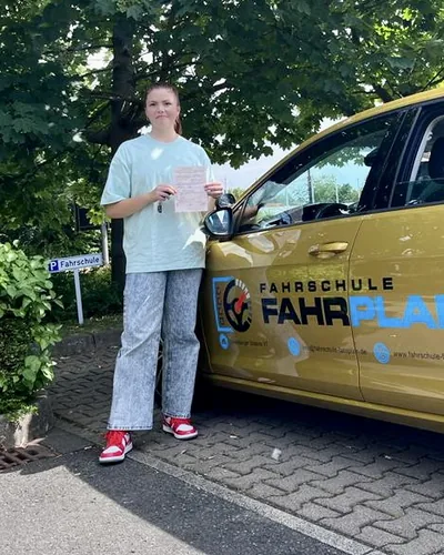 क्लास Fahrschule FAHRPLAN या Frankfurt का वह प्रशिक्षार्थी चालक जिसने अपना ड्राइविंग टेस्ट पास कर लिया है।