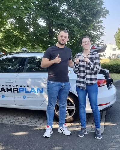 क्लास Fahrschule FAHRPLAN या Frankfurt का वह प्रशिक्षार्थी चालक जिसने अपना ड्राइविंग टेस्ट पास कर लिया है।