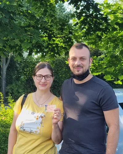 क्लास Fahrschule FAHRPLAN या Frankfurt का वह प्रशिक्षार्थी चालक जिसने अपना ड्राइविंग टेस्ट पास कर लिया है।