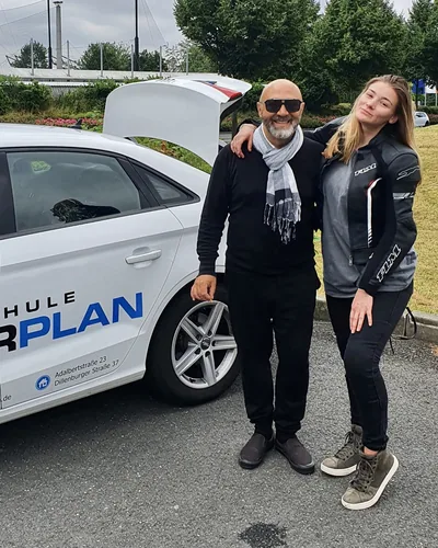 क्लास Fahrschule FAHRPLAN या Frankfurt का वह प्रशिक्षार्थी चालक जिसने अपना ड्राइविंग टेस्ट पास कर लिया है।