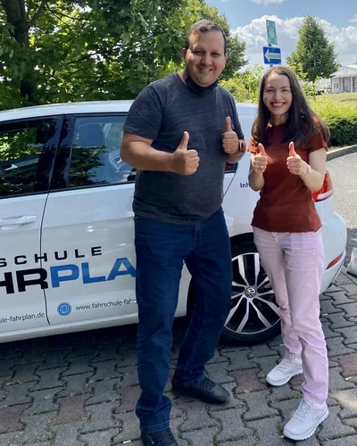 क्लास Fahrschule FAHRPLAN या Frankfurt का वह प्रशिक्षार्थी चालक जिसने अपना ड्राइविंग टेस्ट पास कर लिया है।