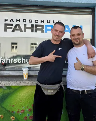 Fahrschule FAHRPLAN ve Frankfurt sınıflarından, ehliyet sınavını geçen sürücü adayı