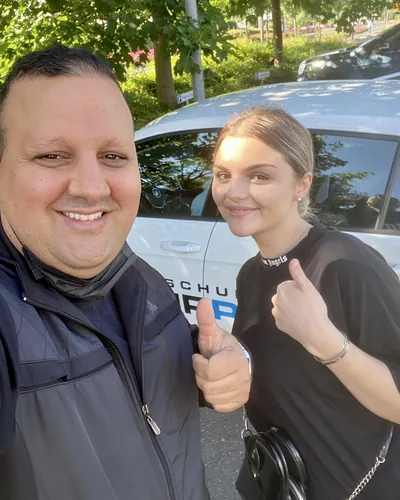 क्लास Fahrschule FAHRPLAN या Frankfurt का वह प्रशिक्षार्थी चालक जिसने अपना ड्राइविंग टेस्ट पास कर लिया है।