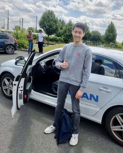 Fahrschülerin bzw. Fahrschüler der Fahrschule FAHRPLAN Frankfurt mit dem bestandenen Führerschein