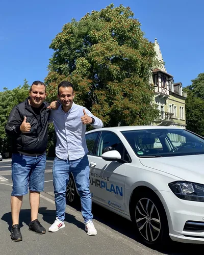 क्लास Fahrschule FAHRPLAN या Frankfurt का वह प्रशिक्षार्थी चालक जिसने अपना ड्राइविंग टेस्ट पास कर लिया है।
