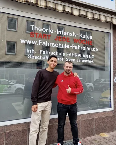 क्लास Fahrschule FAHRPLAN या Frankfurt का वह प्रशिक्षार्थी चालक जिसने अपना ड्राइविंग टेस्ट पास कर लिया है।