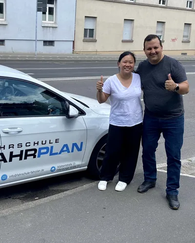क्लास Fahrschule FAHRPLAN या Frankfurt का वह प्रशिक्षार्थी चालक जिसने अपना ड्राइविंग टेस्ट पास कर लिया है।