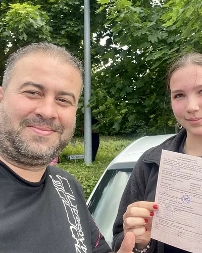 क्लास Fahrschule FAHRPLAN या Frankfurt का वह प्रशिक्षार्थी चालक जिसने अपना ड्राइविंग टेस्ट पास कर लिया है।