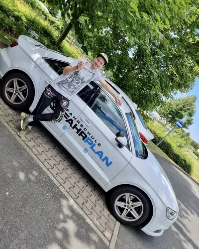 क्लास Fahrschule FAHRPLAN या Frankfurt का वह प्रशिक्षार्थी चालक जिसने अपना ड्राइविंग टेस्ट पास कर लिया है।