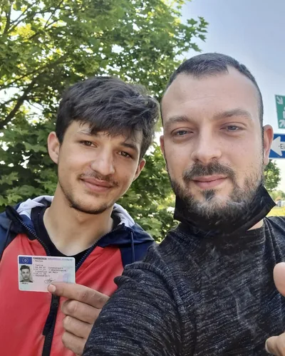 Fahrschülerin bzw. Fahrschüler der Fahrschule FAHRPLAN Frankfurt mit dem bestandenen Führerschein
