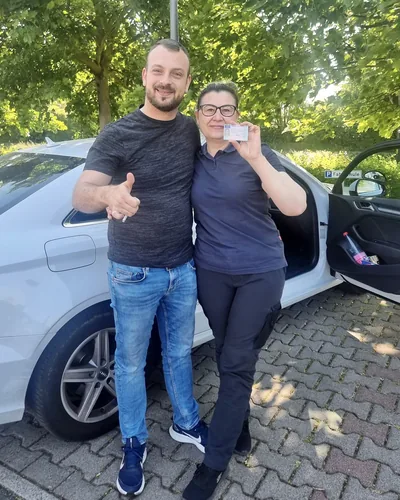 क्लास Fahrschule FAHRPLAN या Frankfurt का वह प्रशिक्षार्थी चालक जिसने अपना ड्राइविंग टेस्ट पास कर लिया है।