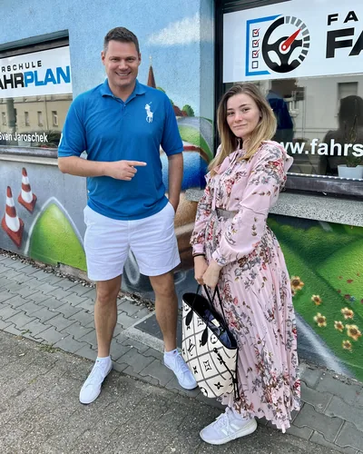 क्लास Fahrschule FAHRPLAN या Frankfurt का वह प्रशिक्षार्थी चालक जिसने अपना ड्राइविंग टेस्ट पास कर लिया है।