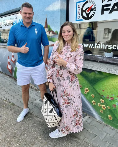 क्लास Fahrschule FAHRPLAN या Frankfurt का वह प्रशिक्षार्थी चालक जिसने अपना ड्राइविंग टेस्ट पास कर लिया है।