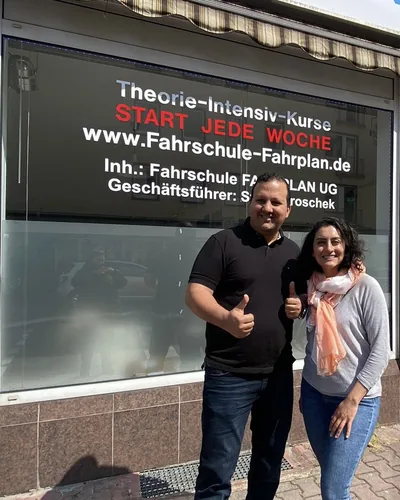 क्लास Fahrschule FAHRPLAN या Frankfurt का वह प्रशिक्षार्थी चालक जिसने अपना ड्राइविंग टेस्ट पास कर लिया है।