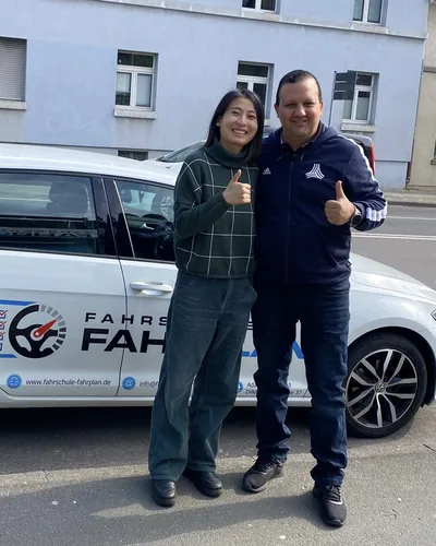 क्लास Fahrschule FAHRPLAN या Frankfurt का वह प्रशिक्षार्थी चालक जिसने अपना ड्राइविंग टेस्ट पास कर लिया है।