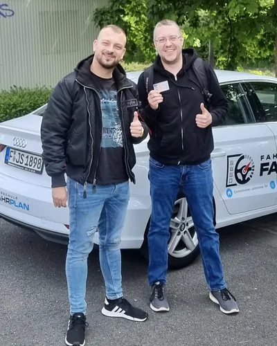 क्लास Fahrschule FAHRPLAN या Frankfurt का वह प्रशिक्षार्थी चालक जिसने अपना ड्राइविंग टेस्ट पास कर लिया है।