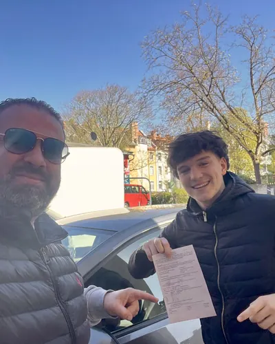 Fahrschule FAHRPLAN ve Frankfurt sınıflarından, ehliyet sınavını geçen sürücü adayı