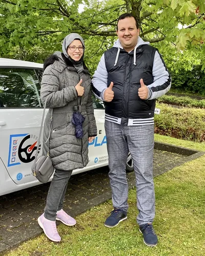 क्लास Fahrschule FAHRPLAN या Frankfurt का वह प्रशिक्षार्थी चालक जिसने अपना ड्राइविंग टेस्ट पास कर लिया है।