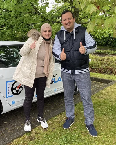 क्लास Fahrschule FAHRPLAN या Frankfurt का वह प्रशिक्षार्थी चालक जिसने अपना ड्राइविंग टेस्ट पास कर लिया है।