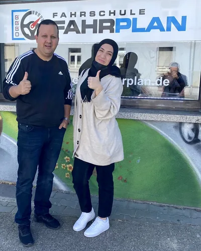 क्लास Fahrschule FAHRPLAN या Frankfurt का वह प्रशिक्षार्थी चालक जिसने अपना ड्राइविंग टेस्ट पास कर लिया है।