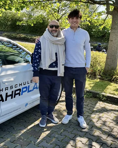 क्लास Fahrschule FAHRPLAN या Frankfurt का वह प्रशिक्षार्थी चालक जिसने अपना ड्राइविंग टेस्ट पास कर लिया है।