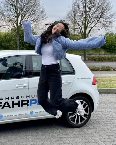 क्लास Fahrschule FAHRPLAN या Frankfurt का वह प्रशिक्षार्थी चालक जिसने अपना ड्राइविंग टेस्ट पास कर लिया है।