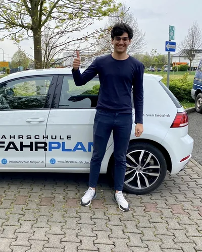 Fahrschülerin bzw. Fahrschüler der Fahrschule FAHRPLAN Frankfurt mit dem bestandenen Führerschein