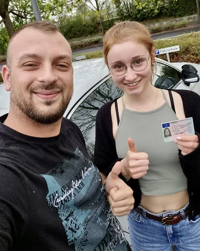 Fahrschülerin bzw. Fahrschüler der Fahrschule FAHRPLAN Frankfurt mit dem bestandenen Führerschein