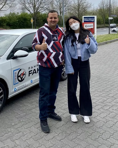 Fahrschülerin bzw. Fahrschüler der Fahrschule FAHRPLAN Frankfurt mit dem bestandenen Führerschein