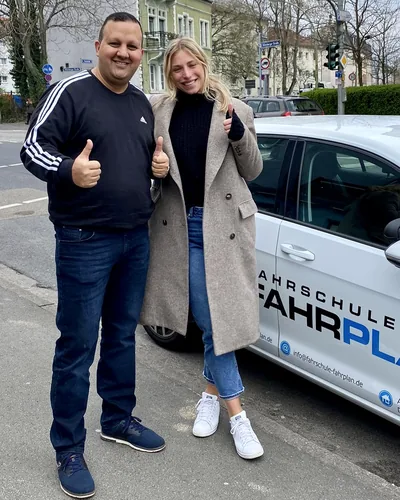Fahrschülerin bzw. Fahrschüler der Fahrschule FAHRPLAN Frankfurt mit dem bestandenen Führerschein