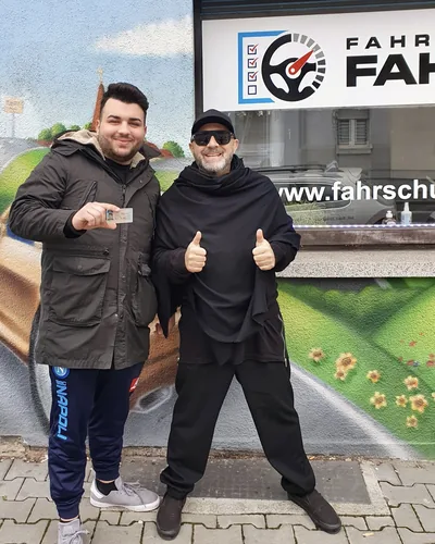 Fahrschülerin bzw. Fahrschüler der Fahrschule FAHRPLAN Frankfurt mit dem bestandenen Führerschein