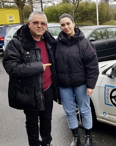 क्लास Fahrschule FAHRPLAN या Frankfurt का वह प्रशिक्षार्थी चालक जिसने अपना ड्राइविंग टेस्ट पास कर लिया है।