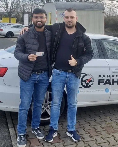 क्लास Fahrschule FAHRPLAN या Frankfurt का वह प्रशिक्षार्थी चालक जिसने अपना ड्राइविंग टेस्ट पास कर लिया है।
