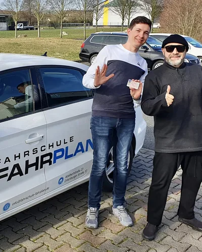 क्लास Fahrschule FAHRPLAN या Frankfurt का वह प्रशिक्षार्थी चालक जिसने अपना ड्राइविंग टेस्ट पास कर लिया है।