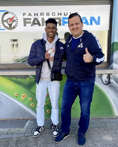 क्लास Fahrschule FAHRPLAN या Frankfurt का वह प्रशिक्षार्थी चालक जिसने अपना ड्राइविंग टेस्ट पास कर लिया है।