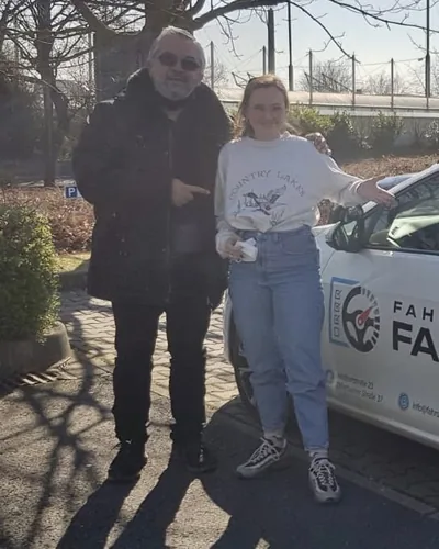Fahrschülerin bzw. Fahrschüler der Fahrschule FAHRPLAN Frankfurt mit dem bestandenen Führerschein