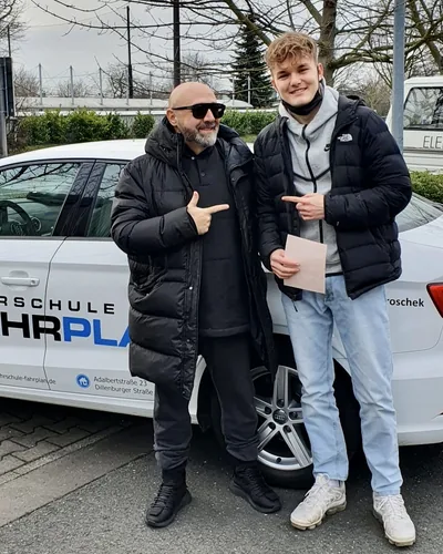 क्लास Fahrschule FAHRPLAN या Frankfurt का वह प्रशिक्षार्थी चालक जिसने अपना ड्राइविंग टेस्ट पास कर लिया है।